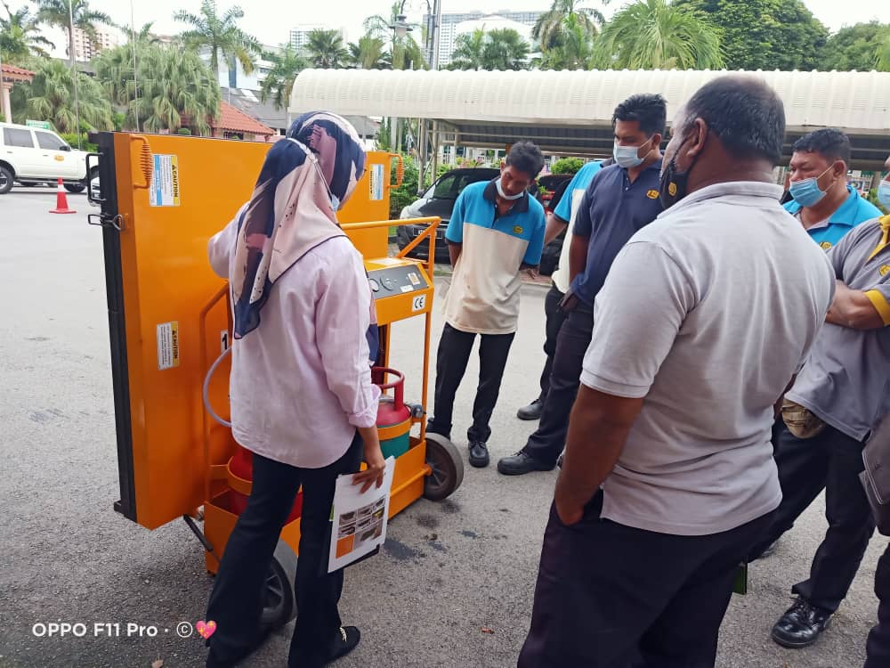 JKRTimurLaut's tweet photo. Pada 24 November 2020
Bersamaan 8 Rabiulakhir 1442H

Sesi Mentauliahkan Staf PO, JKR Daerah Timur Laut dlm penggunaan 'Asphalt Heater Machine' di dataran Pejabat JKR DTL. @MOWorks @JKRMalaysia @JKRPulauPinang @zairilkj @AzzamSobry

#PKPB #NormaBaharu #kitajagakita #PatuhSOPKKM https://t.co/9uDVXMzVin