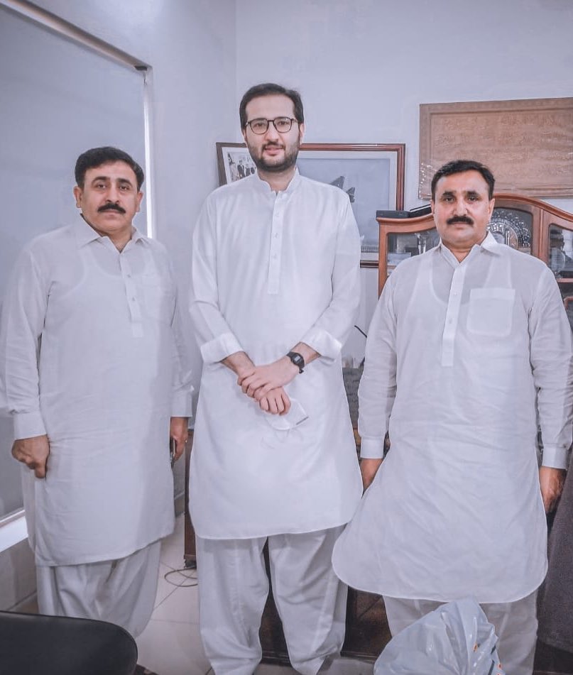 "Asi aithay ki ambb lain ayein aaN?" - say the two short men next to a man who is as tall as the two men added.