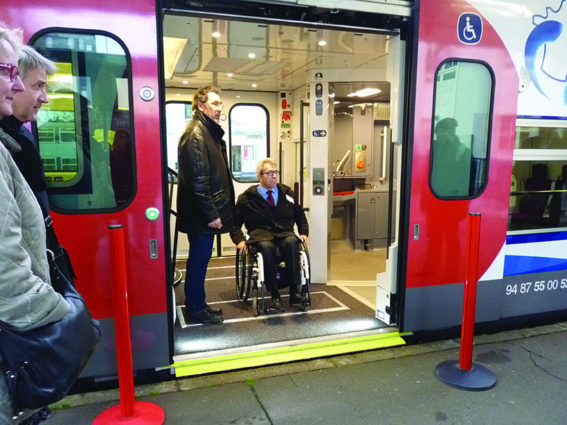 Autre sujet les portes.Sur les deux rames, il y en a 10.Sur la nouvelle rame, elles sont plus large, à hauteur de quai (idéal pour les fauteuils roulants). Les passagers montent et descendent plus vite.Donc les trains restent moins longtemps à quai.