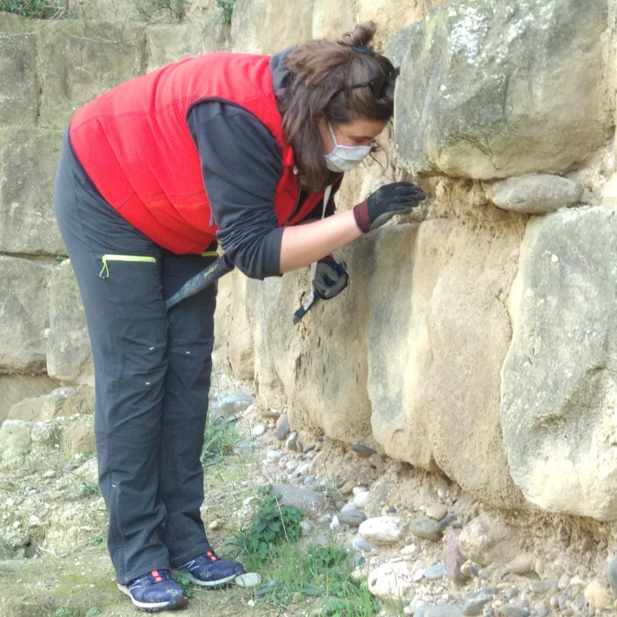 museunoguera's tweet photo. Extracció de mostres de tapial i morter al #CastellFormos i el #PladAlmata per efectuar datacions de luminescència òpticament estimulada (OSL), dins del projecte "Arqueologia d'una ciutat andalusina: madîna Balaguí" del @museunoguera i la @UABBarcelona
..
@Miren_delVal
@CENIEH https://t.co/MB6Hnkxwj2