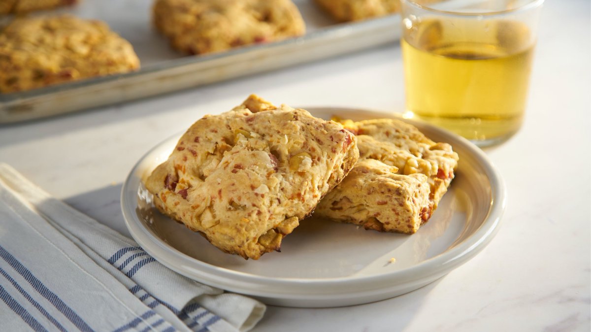 JuicyJuiceUSA's tweet photo. Make mornings more delicious with our ham, apple, and cheddar biscuits with homemade whipped apple butter. #fallbrunch #biscuits #juicyjuicecrew https://t.co/wWkljxOAdh https://t.co/ZI0UU6F08i