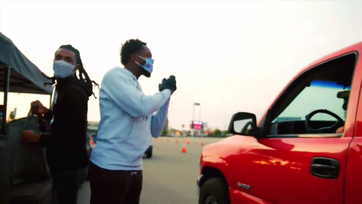 With the help of the @LAClippers, Patrick Beverley continued his tradition of helping families in need this Thanksgiving, especially during a particularly challenging year.
@PatBev21 | #HappyThanksgiving https://t.co/BqmyIGVmUd