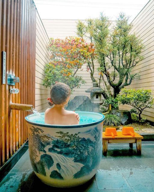MeiLiTeaTime's tweet photo. I would love this as my Birthday treat today!
Time for tea?! 🍵♨️ Soak in a huge porcelain teacup at Yuuzen no Yado Toukai, a unique ryokan set in the Ureshino Onsen district in Saga Prefecture. https://t.co/Trg2biYih1