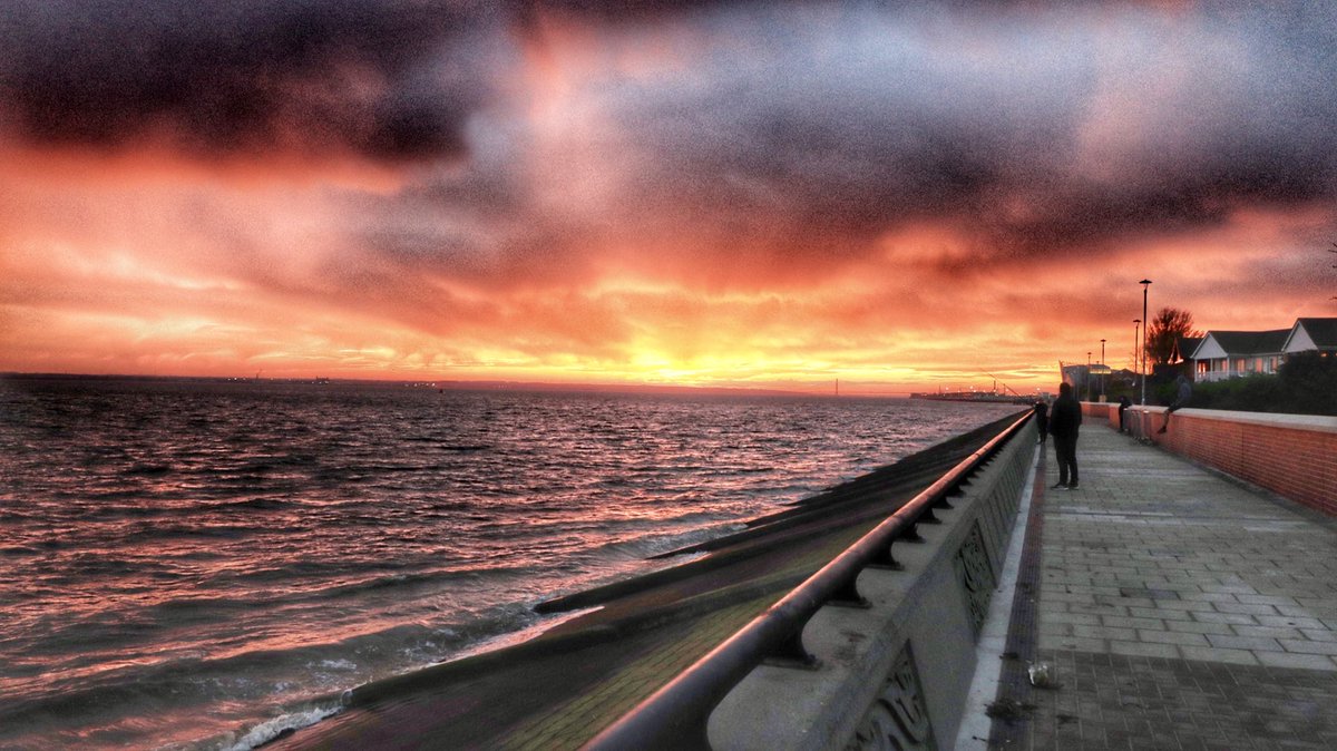 cgbmedia's tweet photo. Amazing sunset over the Humber just now. https://t.co/dbcojI78QQ