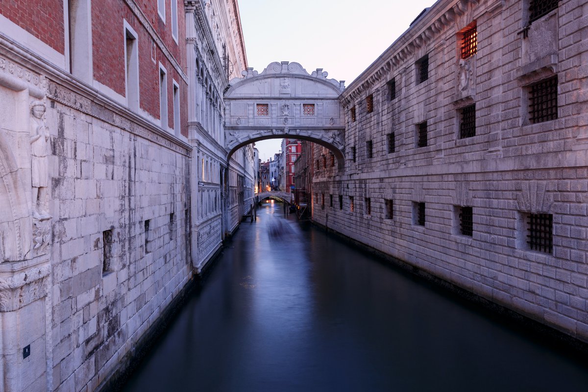 Do you know why this bridge is called the Bridge of Sighs?
Photo de Geoffroy Hauwen 
#photos #photography #Italy #Venice