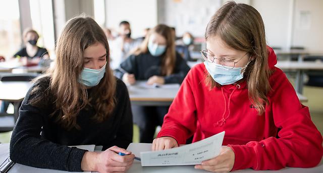 Dt_Aerzteblatt's tweet photo. Kinder krebskranker Eltern sollten Schulbesuch fortsetzen – Prüfung im Einzelfall: Aachen – Krebsexperten lehnen den Schulbesuch von Kindern krebskranker Eltern nicht kategorisch ab. Sie tendierten im… https://t.co/HtlSOBkf2h #Onkologie #Krebs #CIO #Familienscout #DGKH https://t.co/ITSZpqFlxP