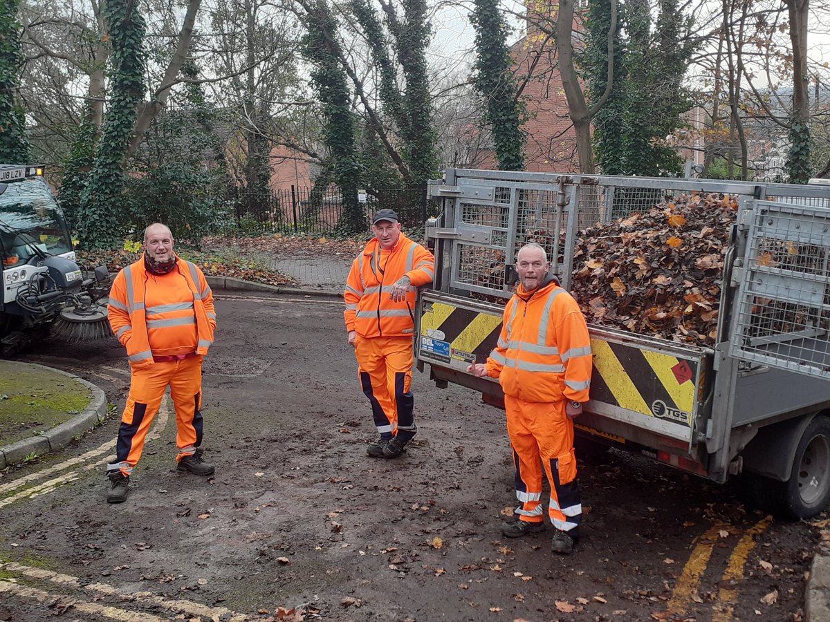 Colleagues from the city centre helping clear the leaves on Belvoir hill. @centre_team @CllrDavidMellen <a href="/CllrNeghat/">Neghat Khan</a> @chidiegenti <a href="/CllrGulKhan/">Gul Nawaz Khan</a>