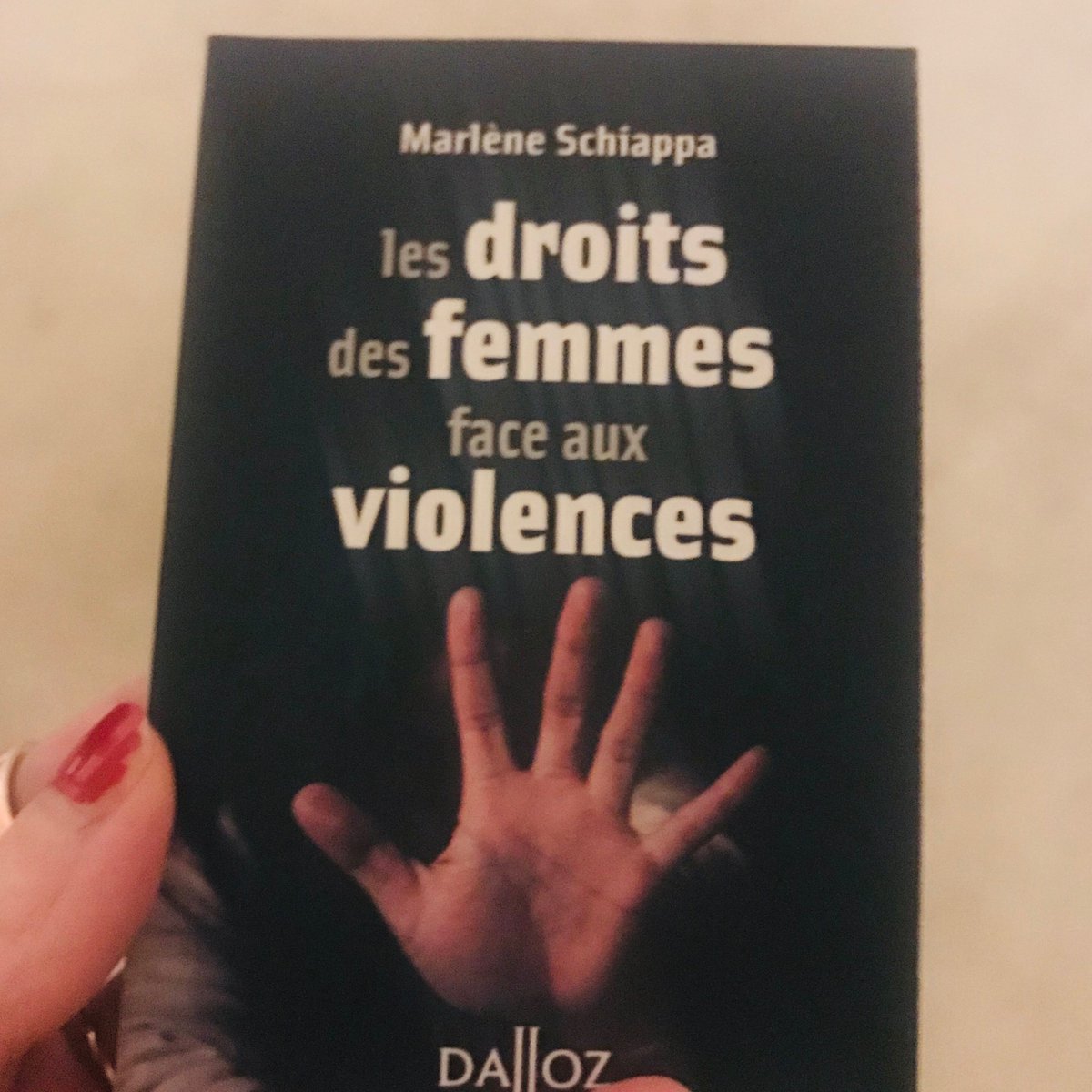 MarleneSchiappa's tweet photo. Depuis 1992, la Fédération nationale solidarités femmes gère le numéro d’accompagnement des femmes, 3919 ☎️
Fière de leur donner la parole dans «Les droits des femmes face aux violences» et de leur verser 100% des droits avec @Dalloz
Leur expertise unique doit être valorisée 🙌🏾 https://t.co/mwp0ONDzCZ