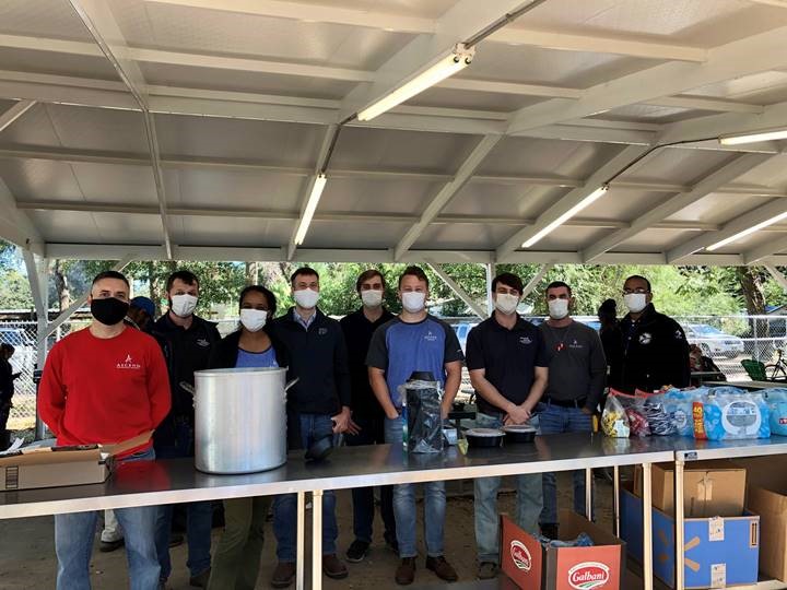 AscendMaterials's tweet photo. Pensacola’s New Professionals cooked and served warm bowls of taco soup at the Alfred-Washburn Center, a local homeless shelter. Volunteers also prepared 200 to-go bags with a sandwich, drink, chips and snacks for each person. #AscendCares #WeCare #WhyIAscend #AscendProud https://t.co/f87CrVGXUa