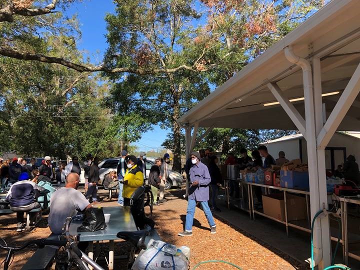 AscendMaterials's tweet photo. Pensacola’s New Professionals cooked and served warm bowls of taco soup at the Alfred-Washburn Center, a local homeless shelter. Volunteers also prepared 200 to-go bags with a sandwich, drink, chips and snacks for each person. #AscendCares #WeCare #WhyIAscend #AscendProud https://t.co/f87CrVGXUa
