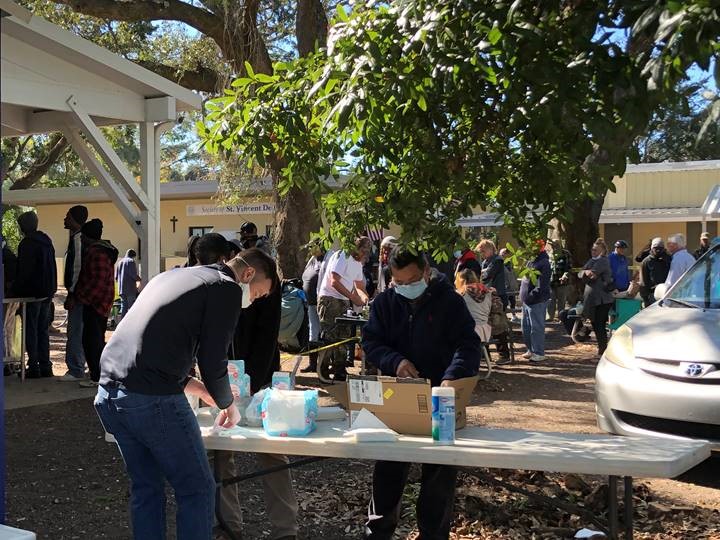 AscendMaterials's tweet photo. Pensacola’s New Professionals cooked and served warm bowls of taco soup at the Alfred-Washburn Center, a local homeless shelter. Volunteers also prepared 200 to-go bags with a sandwich, drink, chips and snacks for each person. #AscendCares #WeCare #WhyIAscend #AscendProud https://t.co/f87CrVGXUa