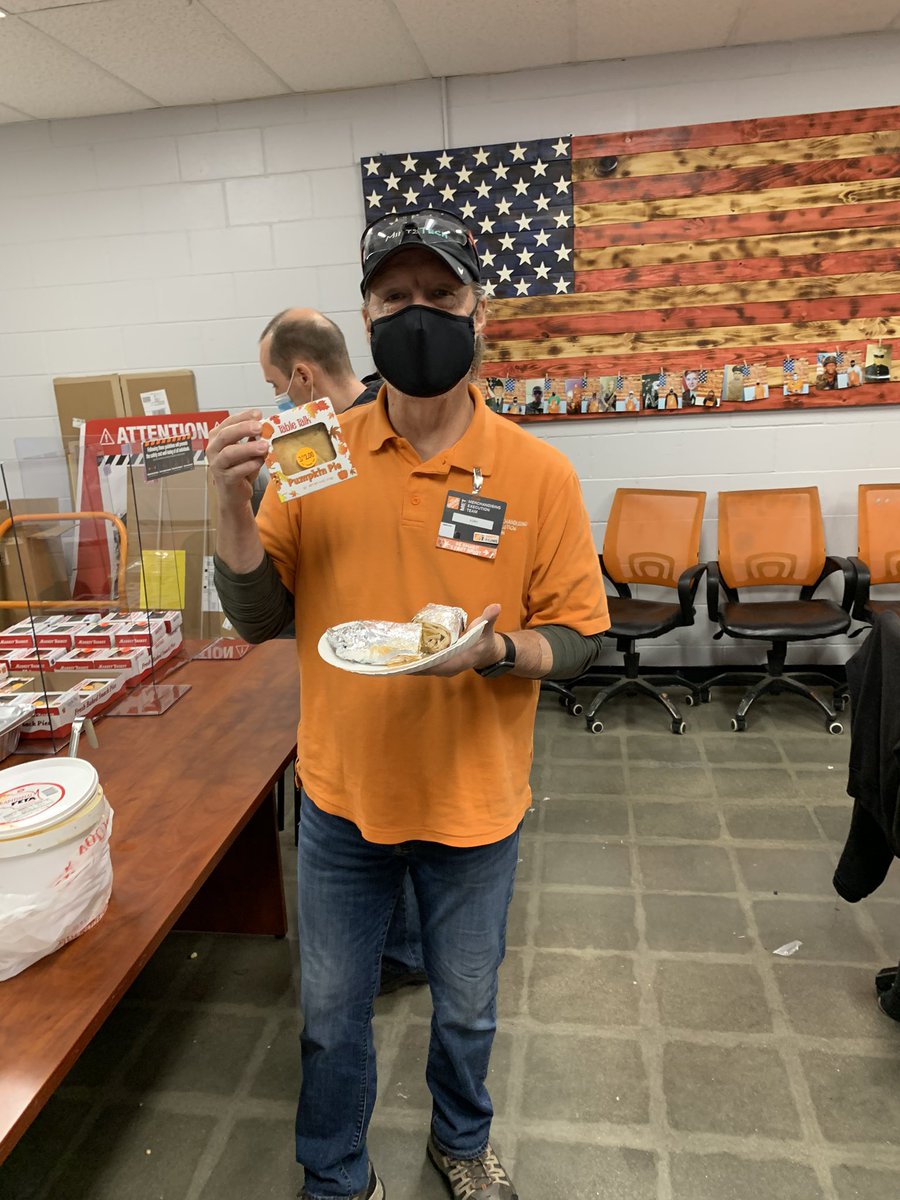 2686HDSalem's tweet photo. Itβs not our usual Worksgiving spread, but it sure is good! Shoutout to the Green Tomato in Salem. A great little restaurant that came through with a big order for us! #Thanksgivingwraps #pumpkinpie @NicoletteH17 @MichaelLeavyTHD @JasonArigoni https://t.co/uG77Ucb6Ok