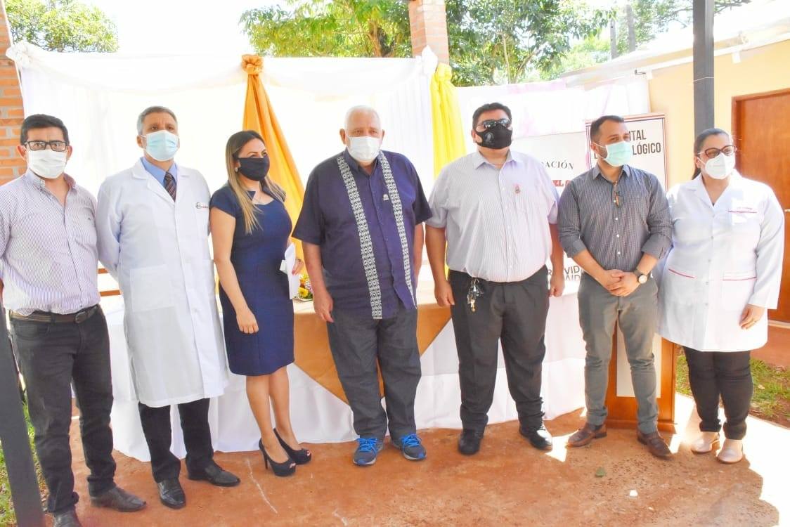 Expreso mis felicitaciones y deseos de éxitos al Asesor Dptal de Salud, Dr. Ricardo Pont en sus nuevas funciones como Director del Hospital Día Oncológico de Enc. Y agradeciendo a la Fundación Lazos del Sur por el Pin con el que me han distinguido, manifiesto mi apoyo de siempre.