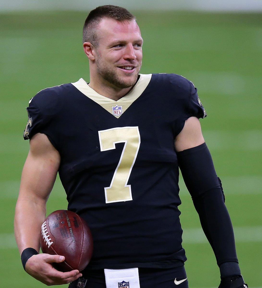 CBSSports's tweet photo. Week 11 passer ratings:

- Taysom Hill: 108.9
- Tom Brady: 62.5 https://t.co/efl2w9y53K