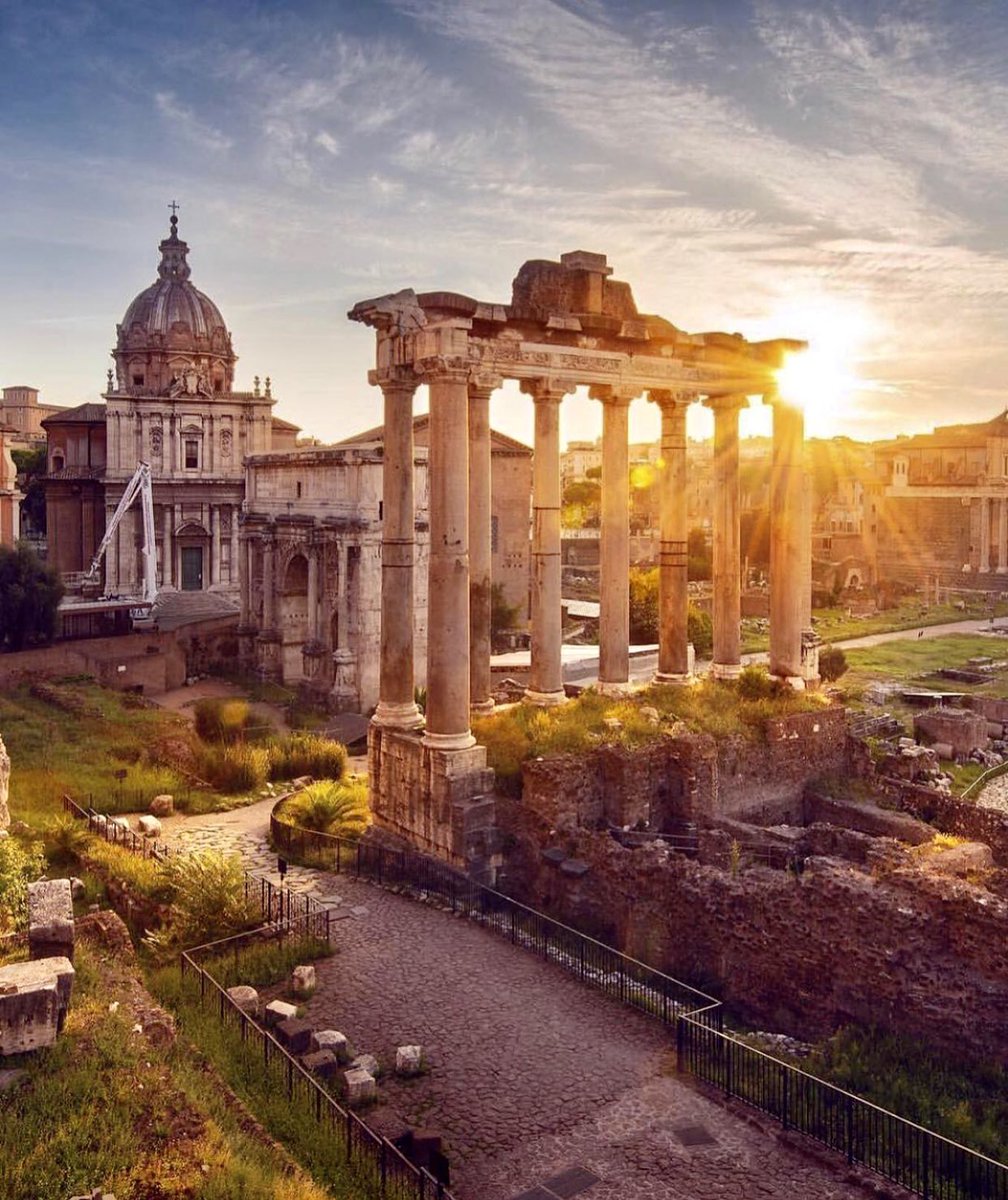 #Goodevening friends 🧡✨ we give you a beautiful view of Roman forum 
📍#Roma 🇮🇹✨