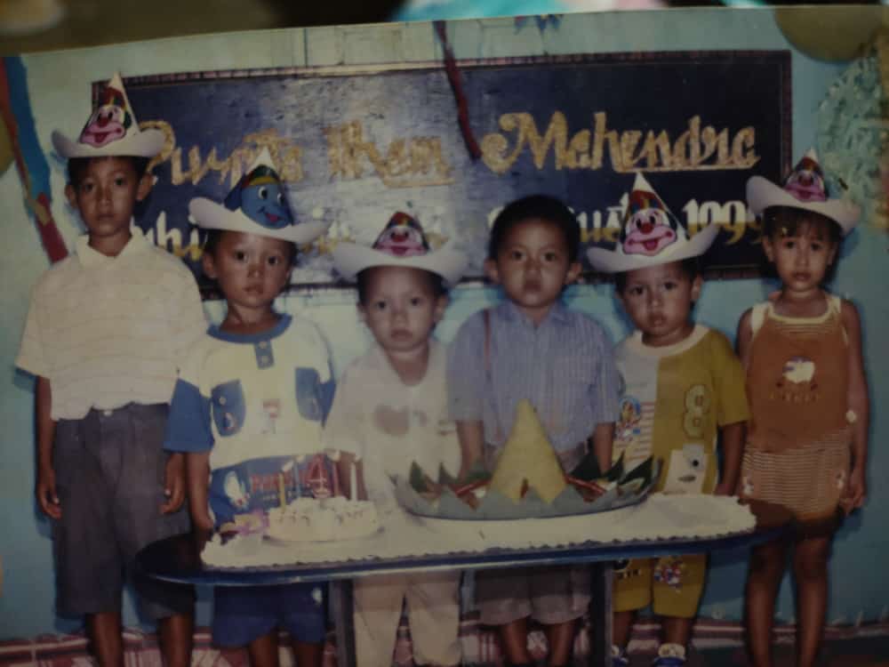 MFaizuddien's tweet photo. Aku rindu pada masa kecil semua begitu sederhana. Saat akau terjatuh hanya kaki dan lututku yang terluka. Bukan hati.
.
:( https://t.co/hVTacOq1uF
