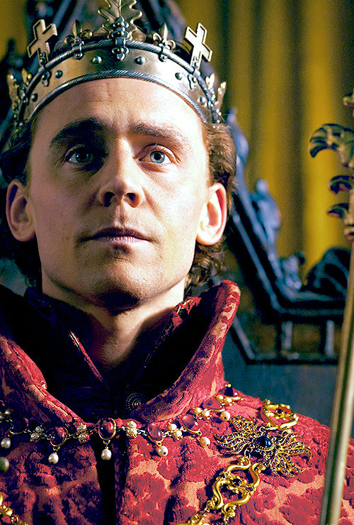 jakelinesanders's tweet photo. 2 Princes: Prince of Wales Hal and Prince of Asgard #Loki.
#TomHiddleston #HiddlesNumbers @HiddlestonSpam https://t.co/vv5W0oYjAK