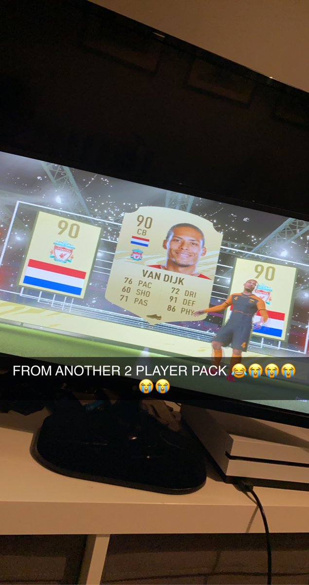 gxorge22's tweet photo. @Castro1021 Did two 81+ players packs and got van dijk in both 😂😂 https://t.co/bsVvekNK17