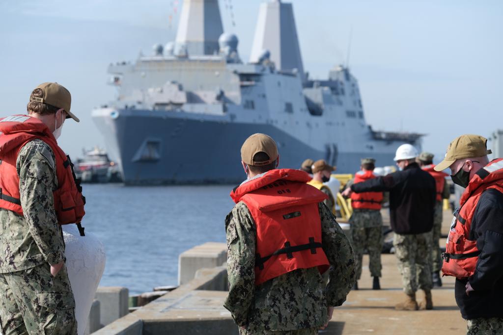 Welcome, shipmates!

#USSNewYork arrives at Naval Station Norfolk, ending the ship’s homeport shift from Mayport, Fla., to Virginia. New York's arrival is part of a series of shifts that consolidates amphibious ships in the Hampton Roads area & increase destroyers in Mayport.