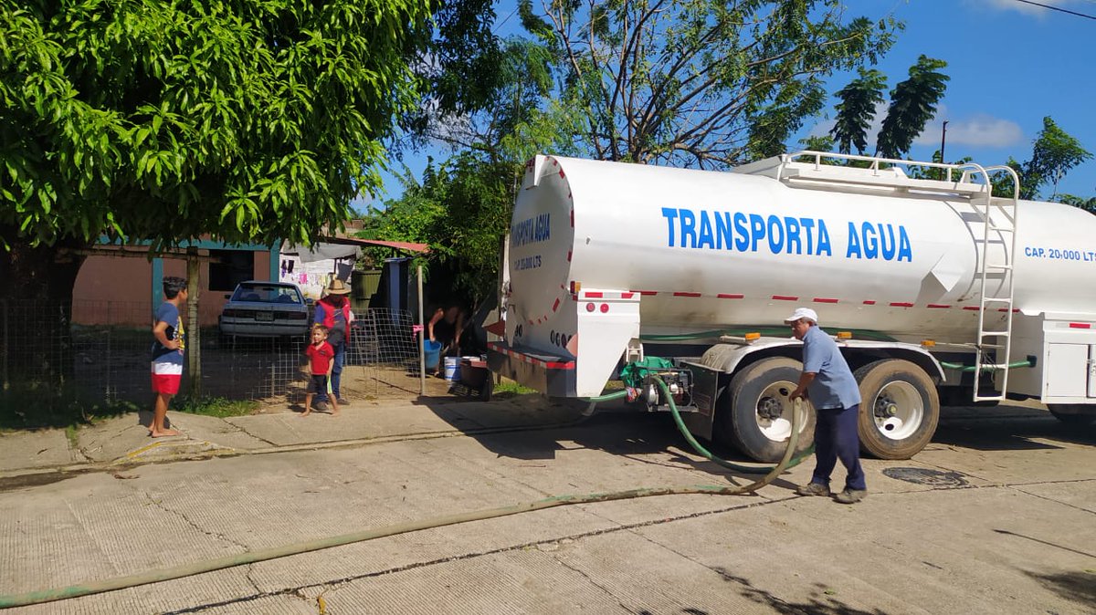 CosoleaOficial's tweet photo. Se lleva pipas de agua a colonias afectadas como Francisco I. Madero, Encinal, Veracruz, Patria libre, 8 de mayo, Emiliano zapata, Congreso y entre otras más que se ven perjudicados por la falta del vital líquido.
@cirilovazquez
#SumandoVoluntades
#Cosoleacaque
#Pipasdeagua https://t.co/kWf4zCXQPF