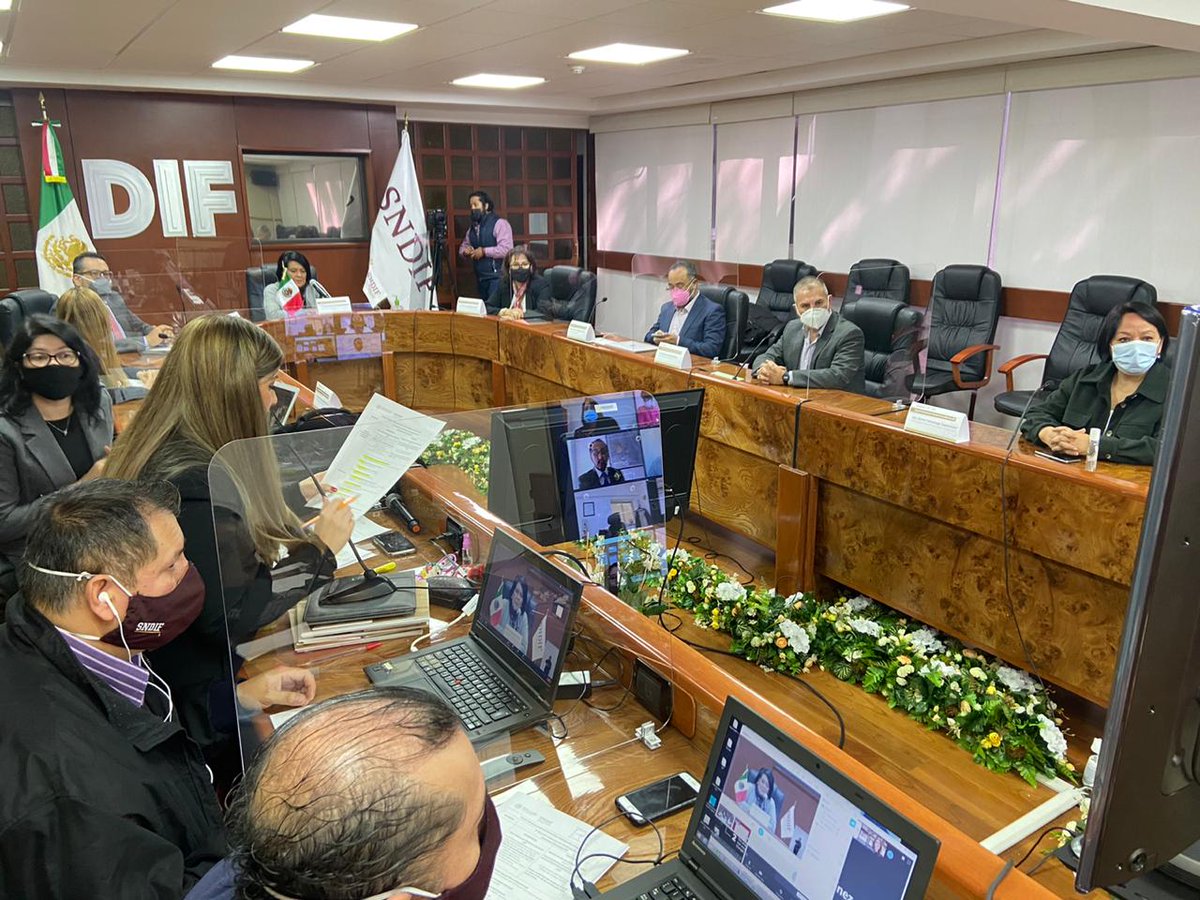 DIF_NMX's tweet photo. María del Rocío García Pérez #TitularSNDIF da la bienvenida a las y los participantes de la 2a Reunión Nacional de Titulares de los Sistemas Estatales #DIF.

#ReuniónDIF2020 https://t.co/wvORoOWBi5