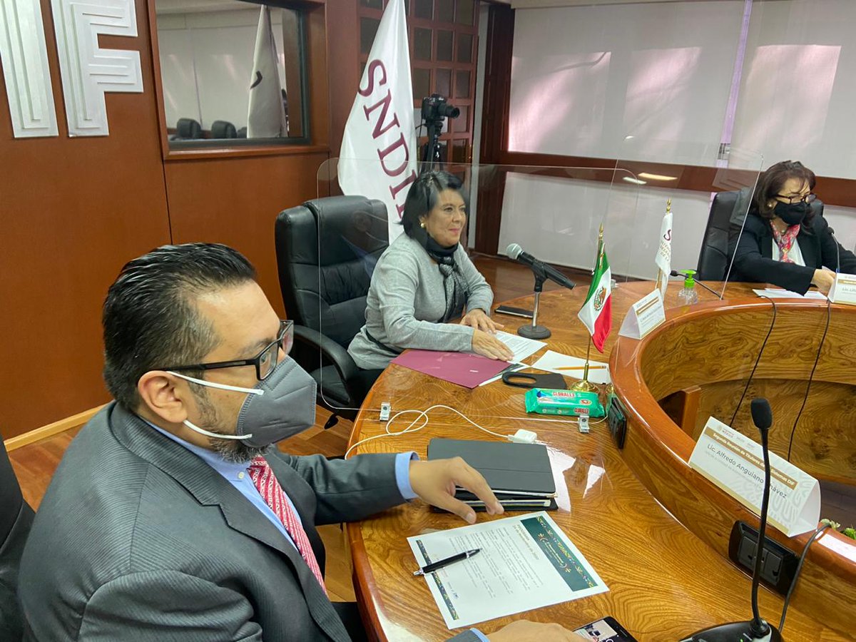 DIF_NMX's tweet photo. María del Rocío García Pérez #TitularSNDIF da la bienvenida a las y los participantes de la 2a Reunión Nacional de Titulares de los Sistemas Estatales #DIF.

#ReuniónDIF2020 https://t.co/wvORoOWBi5