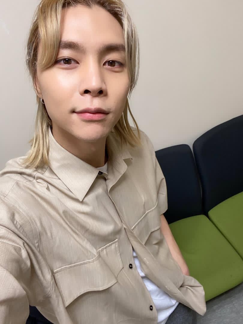 bubble_update's tweet photo. 251120 (1:51 AM KST) #NCT127 #JOHNNY bubble update 
Indo trans
Sijeuni~

Hari ini juga!

Selamat malam😌 https://t.co/BrIqtnKz4I