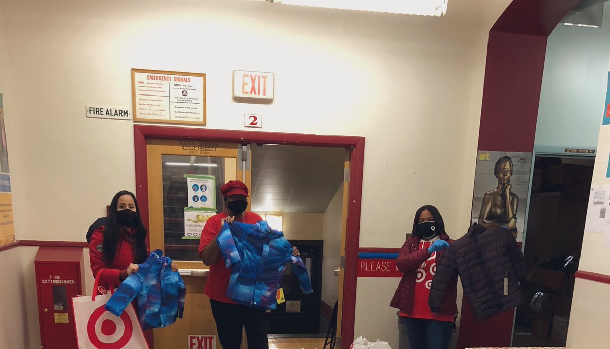 ItahizaT's tweet photo. Giving is not just about making a donation. It’s  about making a difference 🤎🤍🧡💛 #WeareTarget #giveback  Winter Coats Distribution at Auer Avenue School in Milwaukee. #D110 #worksomewhereyoulove https://t.co/HOvG7Z5GAA
