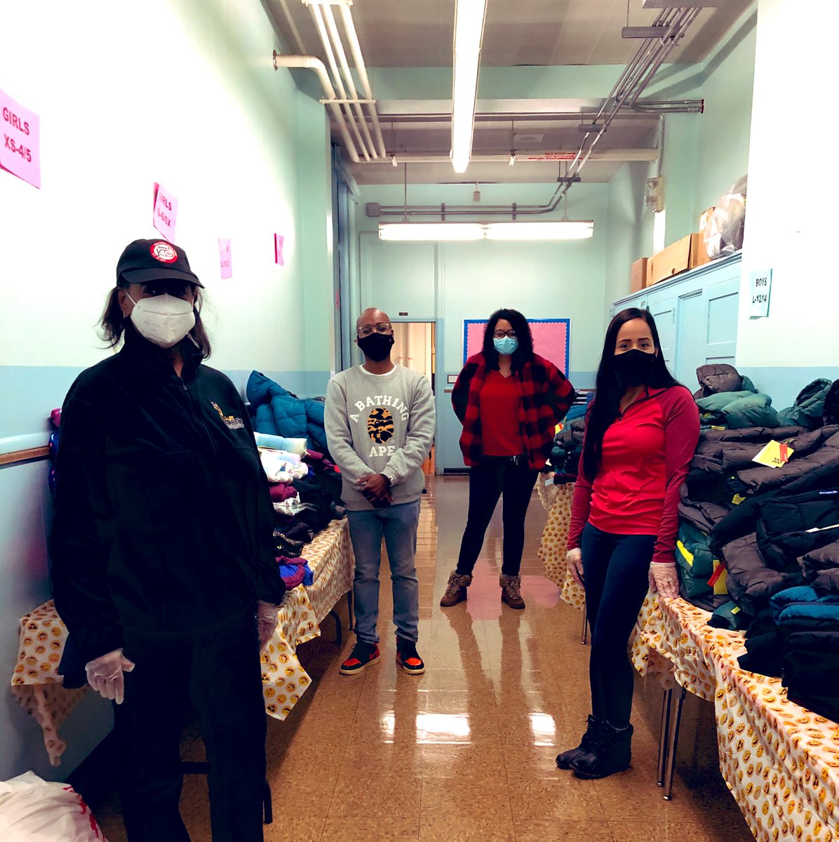 ItahizaT's tweet photo. Giving is not just about making a donation. It’s  about making a difference 🤎🤍🧡💛 #WeareTarget #giveback  Winter Coats Distribution at Auer Avenue School in Milwaukee. #D110 #worksomewhereyoulove https://t.co/HOvG7Z5GAA