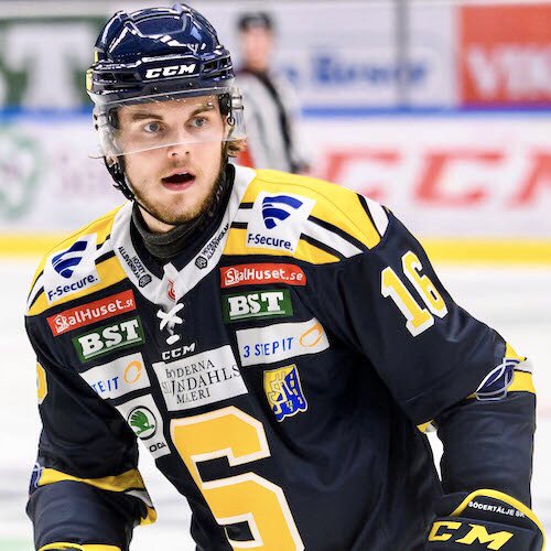 pellecarlsson's tweet photo. Supertack @samuelfagemo för dina fina insatser i @SodertaljeSK 🙏🏻 Kommer sakna din enorma frenesi, inställning och grymma handleder 🙌🏻🤩 Lycka till ”over there” och varmt välkommen åter 💙💛 #twitssk https://t.co/aEHmWF7T3N