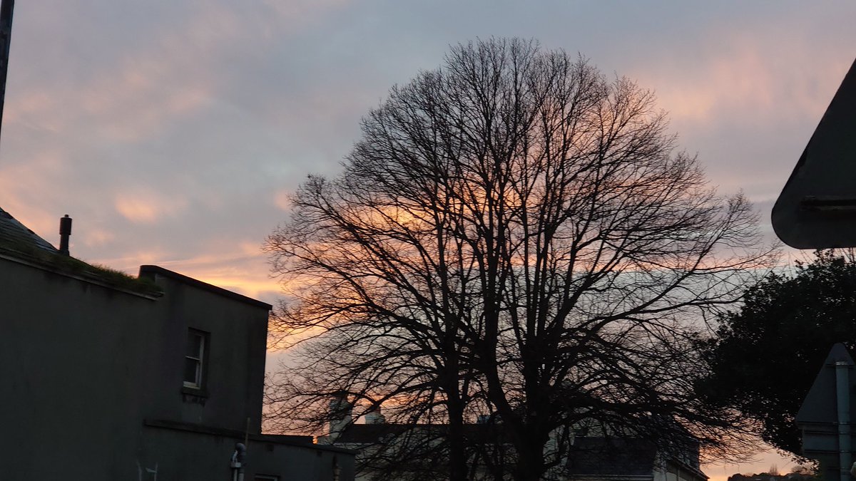 Inspiredbyabjay's tweet photo. Walking home from visiting my Mum an hour ago
#Autumn🍁🍂
#GloriousSunset 
Brightened my day
I hope it helps to brighten yours 🤗😘 https://t.co/ZvXRJjYs6W
