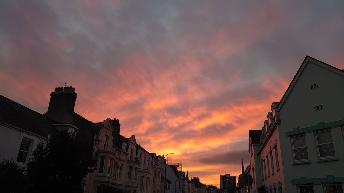 Inspiredbyabjay's tweet photo. Walking home from visiting my Mum an hour ago
#Autumn🍁🍂
#GloriousSunset 
Brightened my day
I hope it helps to brighten yours 🤗😘 https://t.co/ZvXRJjYs6W