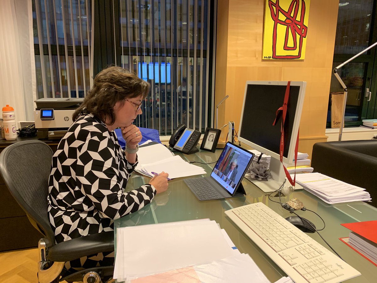 Met de minister van Volksgezondheid van Noordrijn-Westfalen sprak ik vanmiddag over nauwere samenwerking. Veilige en betrouwbare uitwisseling van gezondheidsgegevens is belangrijk bij het leveren van goede zorg voor bijvoorbeeld grensarbeiders, dagtoeristen of vakantiegangers.