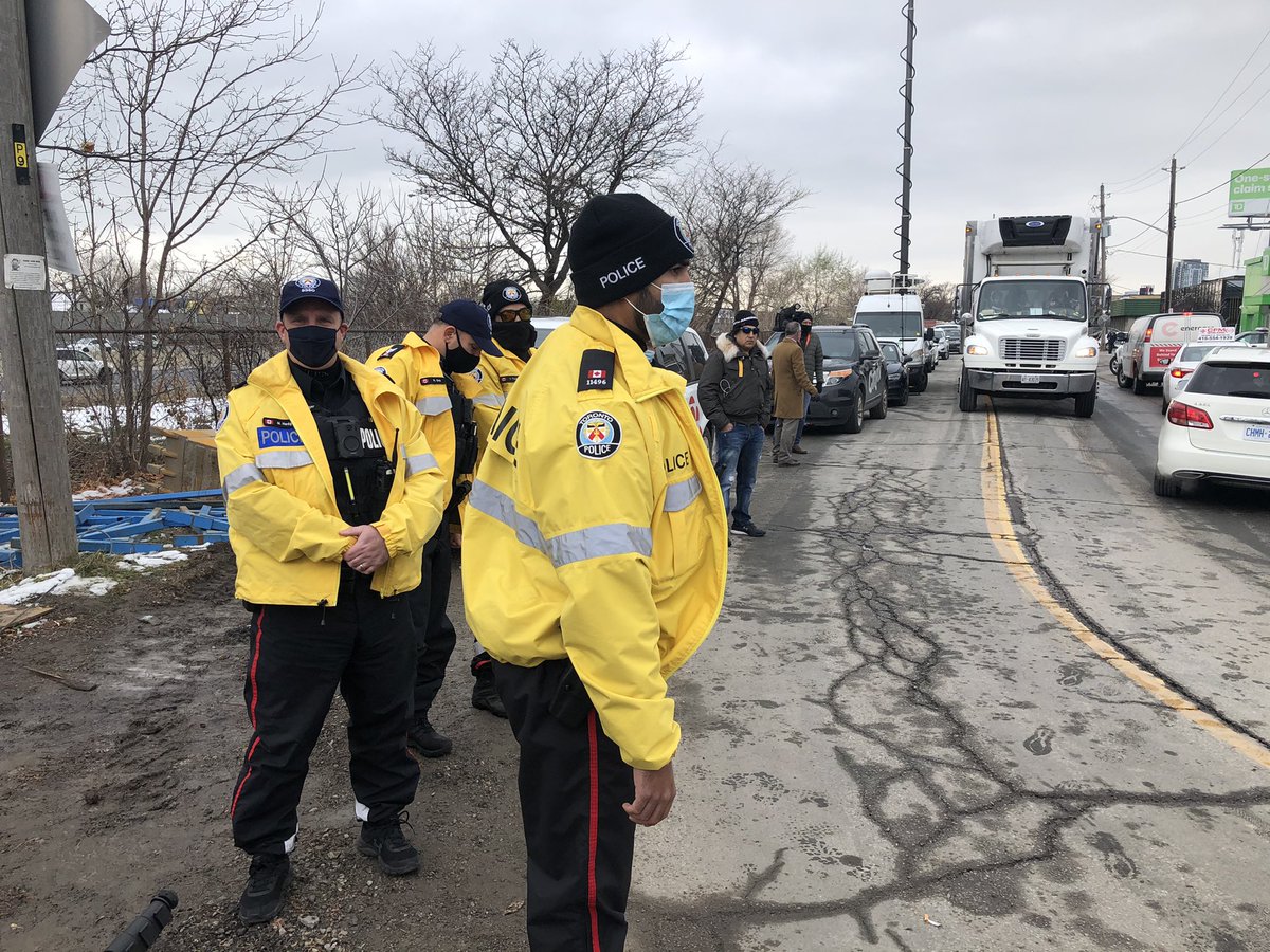 Police are here in large numbers.This is no longer just a story about a small business owner defying lockdown rules.It’s become a flashpoint between anti-lockdown protestors and those who are for the rules.  #covid19ontario