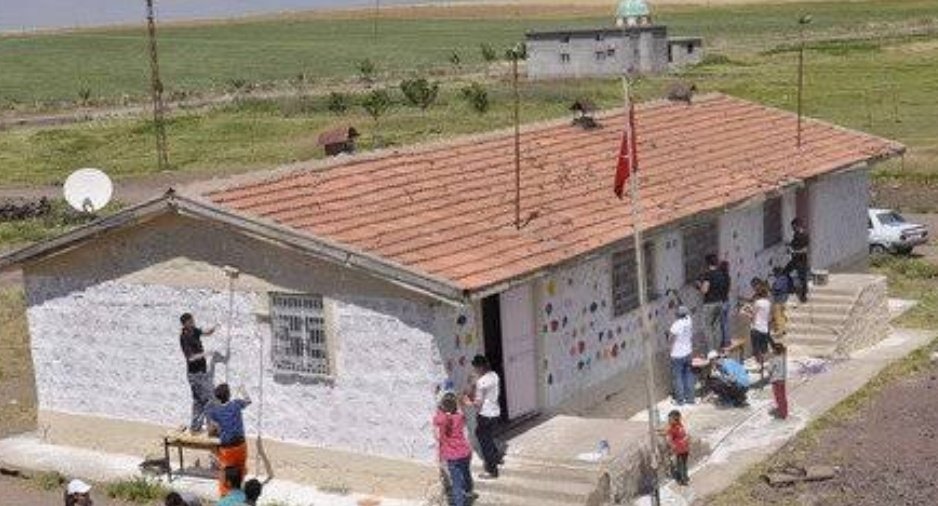 ozgur_aytar's tweet photo. Ne kadar zor şartlarda çalışsalar da bulunduğu ortamı güzelleştiren gönüllü öğretmenler👏
#geleceknesillericin
#öğretmenlergünükutluolsun https://t.co/ppdgyfWMCP