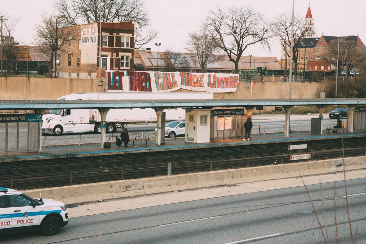 thought_poet77's tweet photo. lawyers and organizers dropped a banner facing the infamous Homan Square as the sun set, traffic slowed and the skyline watched from a distance far from the westside.. #DefundCPD #TakeBackTheBudget #BootTheBudget #WorldWithoutPolice #ChicagoWithoutPolice @defundcpdchi @LoyolaNlg https://t.co/phGbgQlyFO