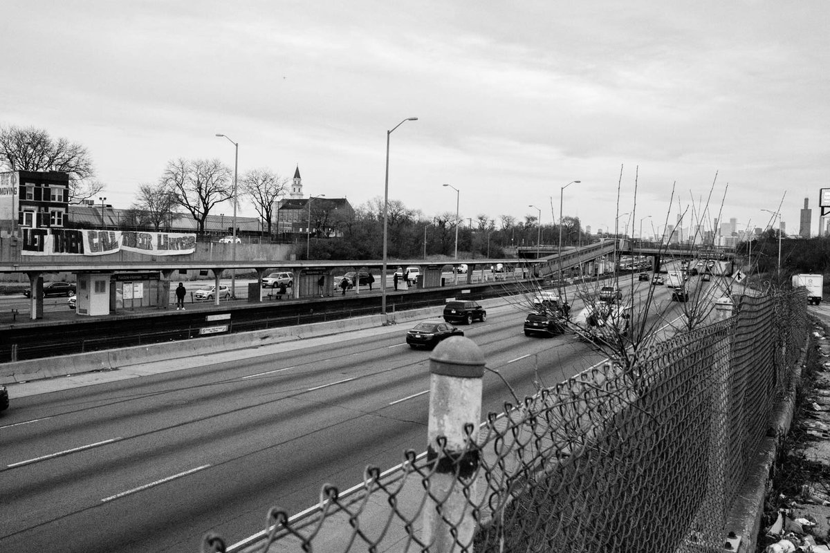 thought_poet77's tweet photo. lawyers and organizers dropped a banner facing the infamous Homan Square as the sun set, traffic slowed and the skyline watched from a distance far from the westside.. #DefundCPD #TakeBackTheBudget #BootTheBudget #WorldWithoutPolice #ChicagoWithoutPolice @defundcpdchi @LoyolaNlg https://t.co/phGbgQlyFO