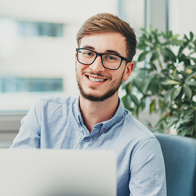 Synergie's tweet photo. Nous recrutons 1000 jeunes en #CDII ! 
@FPinteSynergie, notre secrétaire général et responsable RSE revient sur les formations professionnalisantes que nous proposerons aux nouveaux recrutés, dans un article de @OuestFrance : https://t.co/ljZ7cufeOs
#1jeune1solution #Emploi https://t.co/pUTE5Hf9pD