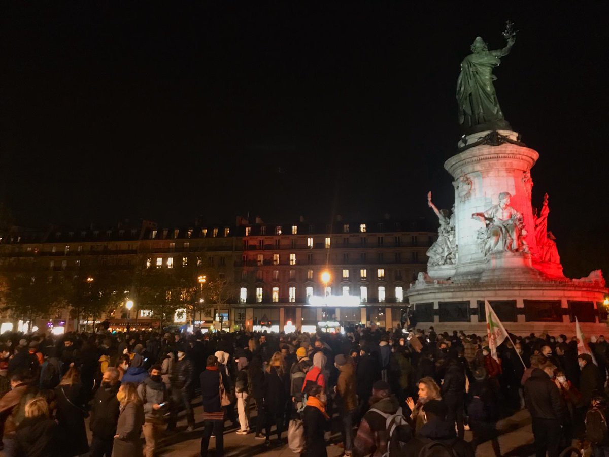Rassemblement en cours place de la #Republique. Nous sommes déjà plus de 2 000 personnes réunies pour défendre le droit des personnes exilées à un accueil digne et pour demander l’arrêt immédiat des violences policières