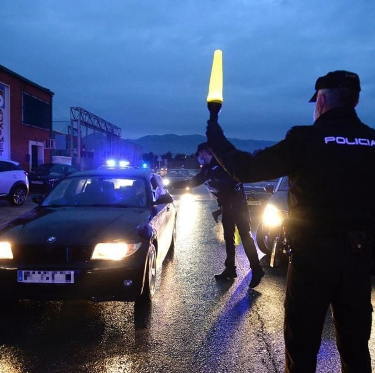 policia's tweet photo. No nos cansamos de repetirlo...

ESTAMOS POR VUESTRA SEGURIDAD

Si nos ves, no te chives o ayudarás a los malos a escapar 🏃🏃‍♀️

#BuenasNoches https://t.co/X1rAvfIc2a
