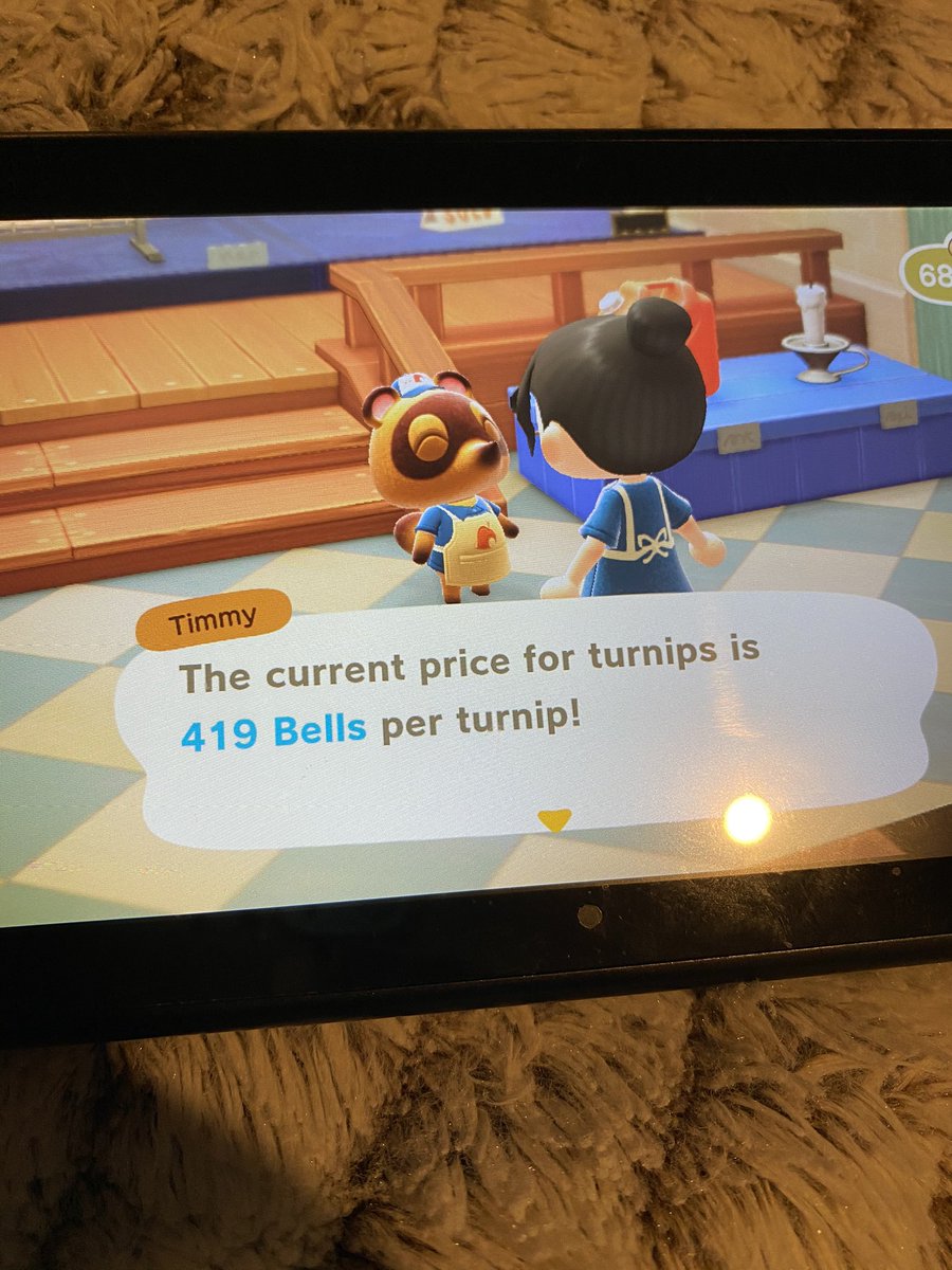 sunbeamcrossing's tweet photo. Twins are buying turnips. Ables is selling gold crown for a milli. Bring 1NMT or 1snowflake or 1 ornament and get in line   https://t.co/Pp9yS8mSaX #dodocode #turnipPrices #ACNHturnips https://t.co/fYvKcCdt7w