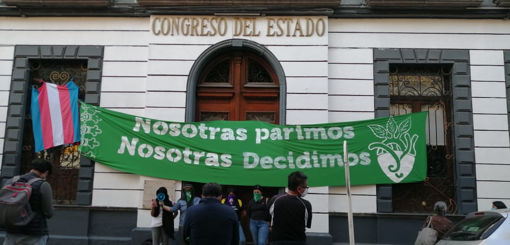 ladobemx's tweet photo. 💚💜Feministas toman de manera pacifica el @CongresoPue para exigir la legalización del aborto y la aplicación de la Alerta de Género ante el aumento de feminicidios. 
Fotos: La Coordinadora feminista de Puebla y @Qu3tzal https://t.co/RnRCntIMan