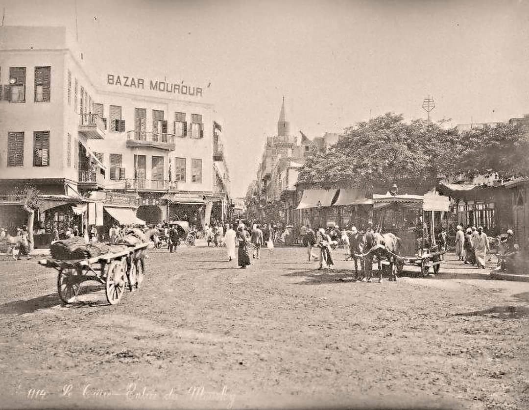 مشهد نادر وقديم من الموسكي - القاهره عام 1880 .
#masrzaman