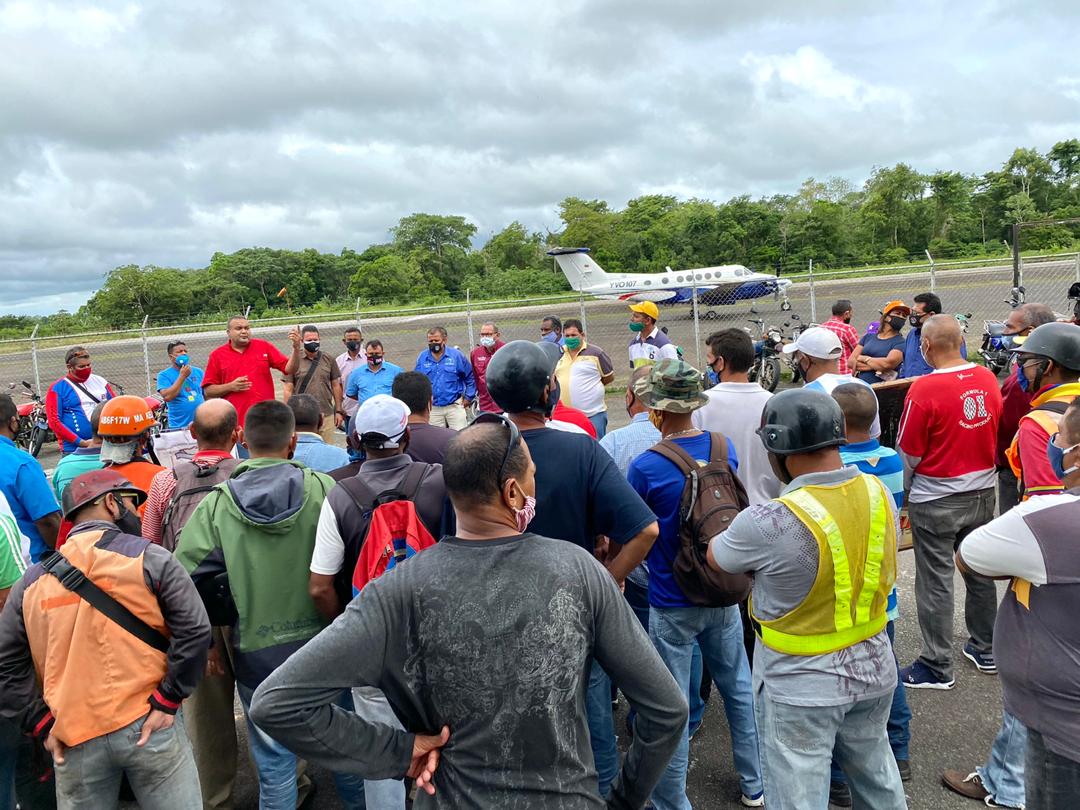 ELOYSULBARAN's tweet photo. En Delta Amacuro con el #PuebloValienteYDigno y mis herman@s transportistas, planeando soluciones para reivindicar los beneficios que merece nuestro gremio

Llegar a la AN permitirá dignificar al pueblo, impulsar de la mano del Pdte @nicolasmaduro la paz y dignidad de Venezuela https://t.co/oludr4hO5n