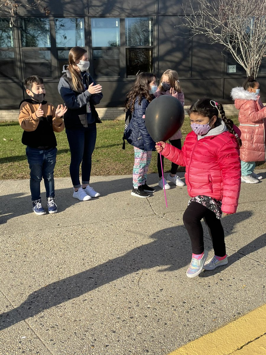 EllenSemel's tweet photo. Today Commack Rd Elem School celebrated the Macy’s Thanksgiving Day parade and read Balloons Over Broadway. Then they had their own parade by our second graders. #islippride #CRES https://t.co/RzHBf18LWG