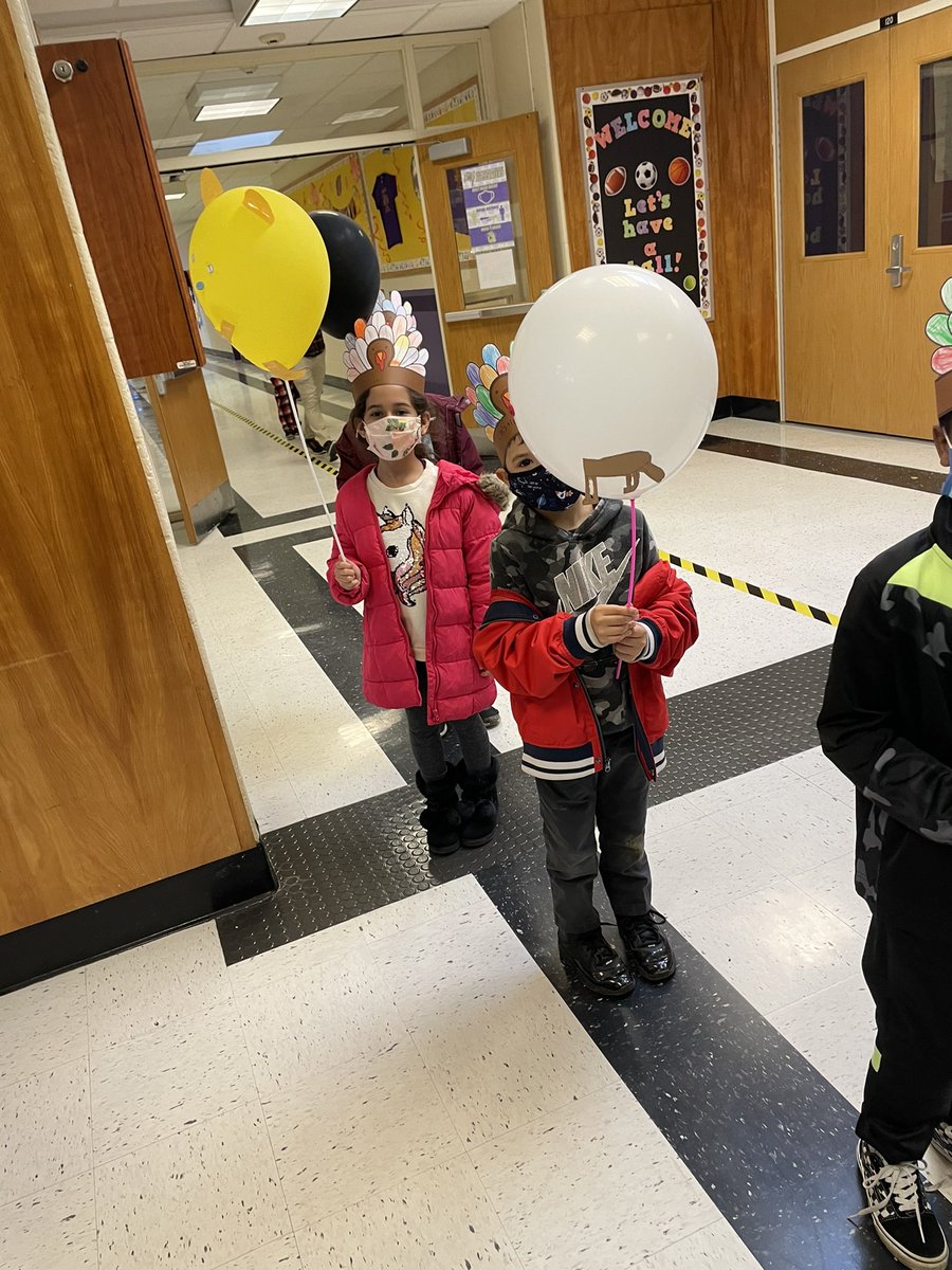 EllenSemel's tweet photo. Today Commack Rd Elem School celebrated the Macy’s Thanksgiving Day parade and read Balloons Over Broadway. Then they had their own parade by our second graders. #islippride #CRES https://t.co/RzHBf18LWG