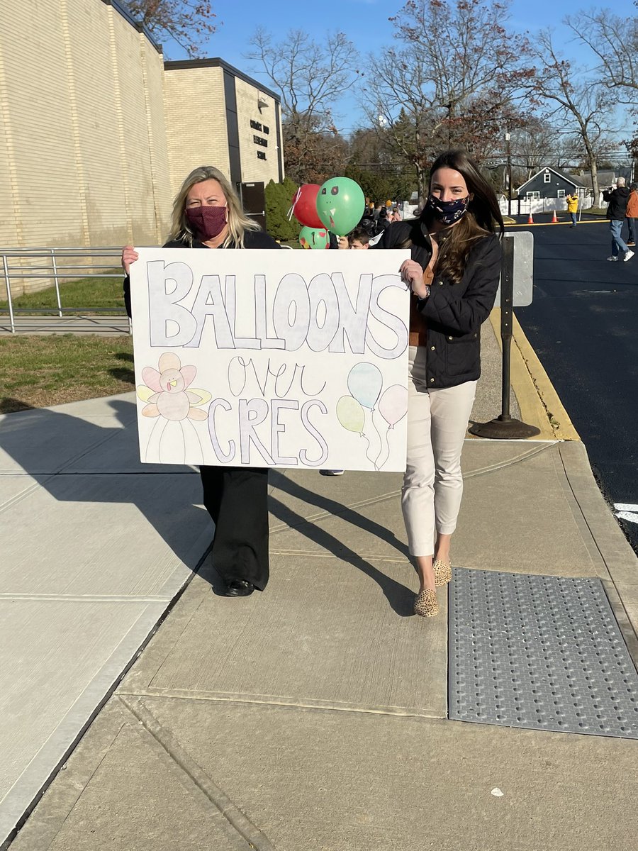 EllenSemel's tweet photo. Today Commack Rd Elem School celebrated the Macy’s Thanksgiving Day parade and read Balloons Over Broadway. Then they had their own parade by our second graders. #islippride #CRES https://t.co/RzHBf18LWG
