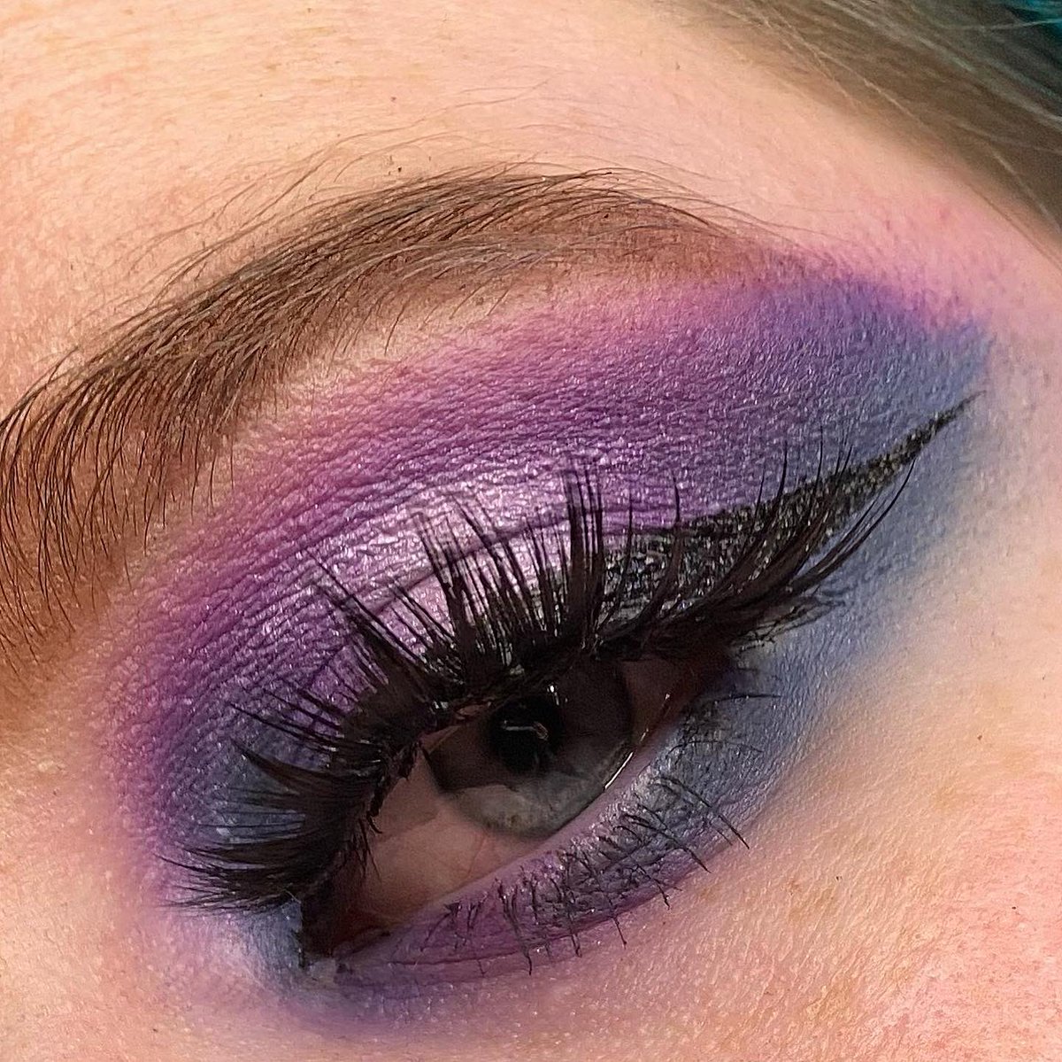 hellaciousfx's tweet image. I used the @JeffreeStar Blood Lust palette in the shades Vivid Mood, Scandal Water, Blood Queen and Vile Serpent 

Also used the shade Ranch from the Jeffree x @shanedawson Conspiracy palette for the shimmer on the lid 🖤

Absolute favourite lashes from Xliena in the style Luna