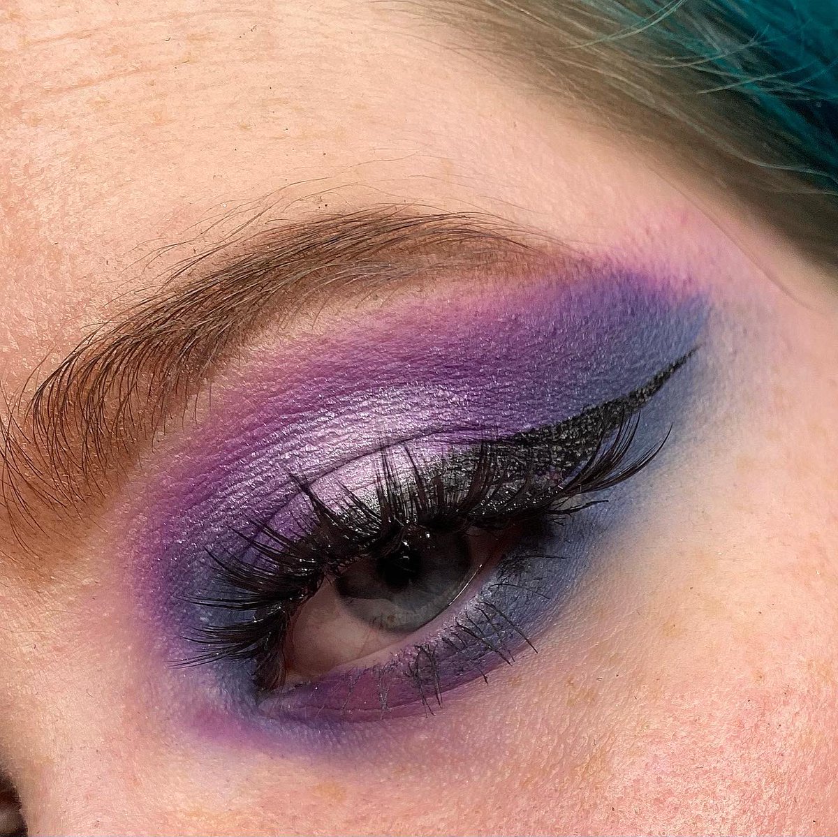 hellaciousfx's tweet image. I used the @JeffreeStar Blood Lust palette in the shades Vivid Mood, Scandal Water, Blood Queen and Vile Serpent 

Also used the shade Ranch from the Jeffree x @shanedawson Conspiracy palette for the shimmer on the lid 🖤

Absolute favourite lashes from Xliena in the style Luna