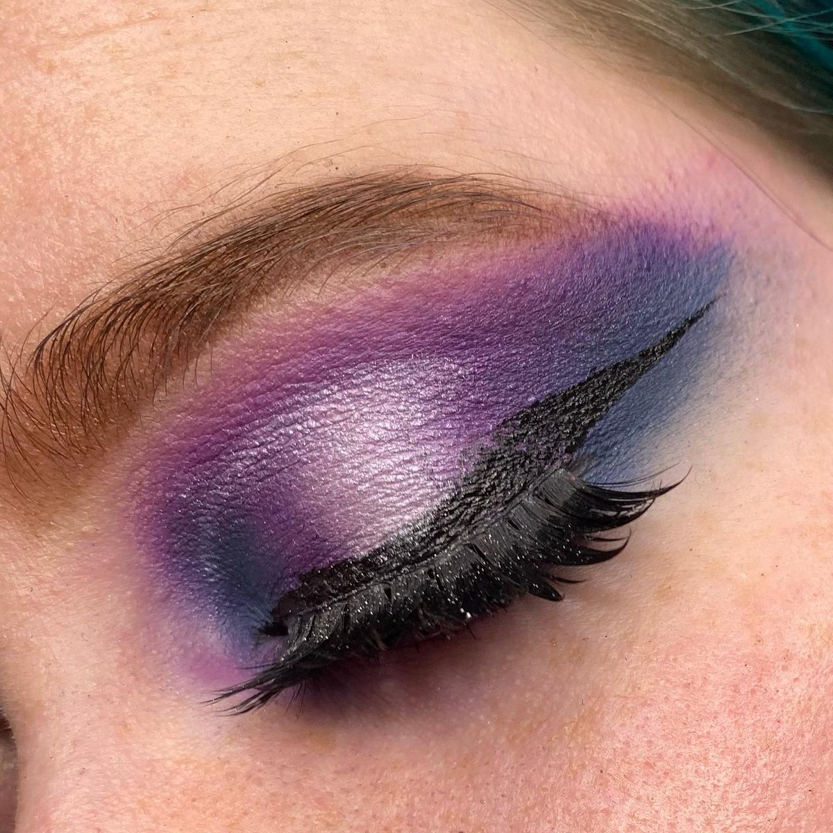 hellaciousfx's tweet image. I used the @JeffreeStar Blood Lust palette in the shades Vivid Mood, Scandal Water, Blood Queen and Vile Serpent 

Also used the shade Ranch from the Jeffree x @shanedawson Conspiracy palette for the shimmer on the lid 🖤

Absolute favourite lashes from Xliena in the style Luna